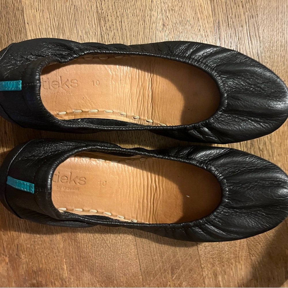 Black leather Tieks